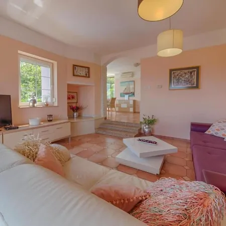 Three Bedroom With Balcony Apartmán *